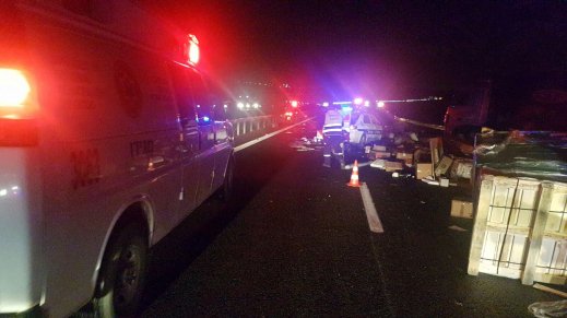 إصابة خطيرة لسائق بحادث بين شاحنتين على شارع 6